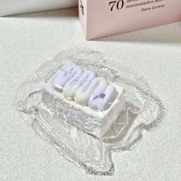 278【보라 화이트 블러 크림 토스트】모방 식품 스퀴시 슬라임, 식품급 실리콘 소재로 수제 제작한 안전 무독한 스트레스 해소 장난감입니다. 손 근육 단련하고 정신적 스트레스를 완화해 드릴 뿐만 아니라 세탁 가능하며, 40000원 구매 시 무료 배송해 드립니다.