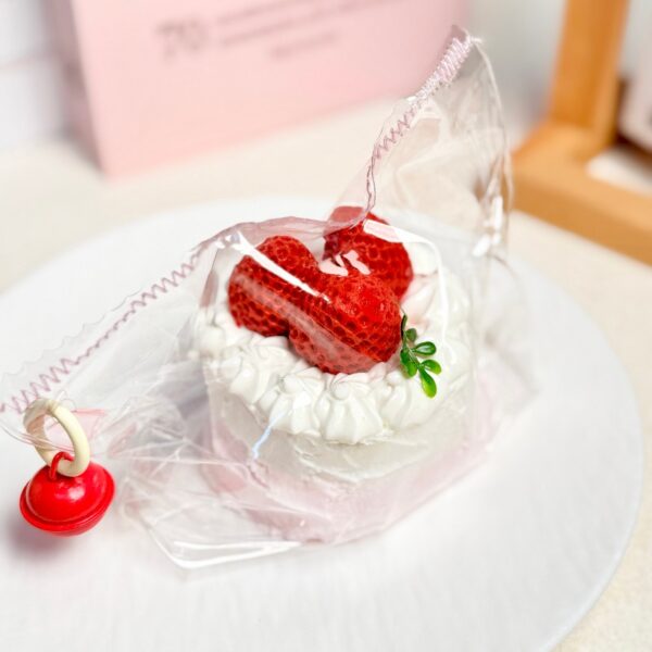 109【딸기 크림 케이크】모방 식품 스퀴시 슬라임, 식품급 실리콘 소재로 수제 제작한 안전 무독한 스트레스 해소 장난감입니다. 손 근육 단련하고 정신적 스트레스를 완화해 드릴 뿐만 아니라 세탁 가능하며, 40000원 구매 시 무료 배송해 드립니다.