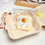 50【계란후라이 미니토스트】모방 식품 스퀴시 슬라임, 식품급 실리콘 소재로 수제 제작한 안전 무독한 스트레스 해소 장난감입니다. 손 근육 단련하고 정신적 스트레스를 완화해 드릴 뿐만 아니라 세탁 가능하며, 40000원 구매 시 무료 배송해 드립니다.