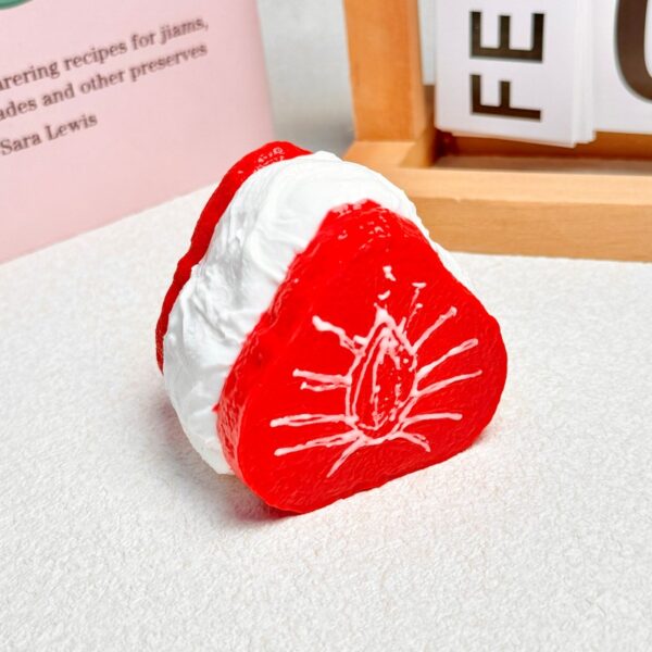 91【딸기 샌드 요거트】모방 식품 스퀴시 슬라임, 식품급 실리콘 소재로 수제 제작한 안전 무독한 스트레스 해소 장난감입니다. 손 근육 단련하고 정신적 스트레스를 완화해 드릴 뿐만 아니라 세탁 가능하며, 40000원 구매 시 무료 배송해 드립니다.