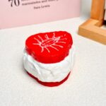 91【딸기 샌드 요거트】모방 식품 스퀴시 슬라임, 식품급 실리콘 소재로 수제 제작한 안전 무독한 스트레스 해소 장난감입니다. 손 근육 단련하고 정신적 스트레스를 완화해 드릴 뿐만 아니라 세탁 가능하며, 40000원 구매 시 무료 배송해 드립니다.