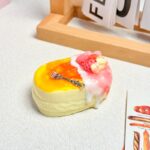 114【딸기 치즈스틱】모방 식품 스퀴시 슬라임, 식품급 실리콘 소재로 수제 제작한 안전 무독한 스트레스 해소 장난감입니다. 손 근육 단련하고 정신적 스트레스를 완화해 드릴 뿐만 아니라 세탁 가능하며, 40000원 구매 시 무료 배송해 드립니다.