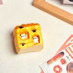 95【고양이 빵집】모방 식품 스퀴시 슬라임, 식품급 실리콘 소재로 수제 제작한 안전 무독한 스트레스 해소 장난감입니다. 손 근육 단련하고 정신적 스트레스를 완화해 드릴 뿐만 아니라 세탁 가능하며, 40000원 구매 시 무료 배송해 드립니다.