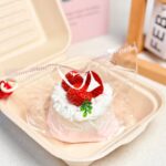 109【딸기 크림 케이크】모방 식품 스퀴시 슬라임, 식품급 실리콘 소재로 수제 제작한 안전 무독한 스트레스 해소 장난감입니다. 손 근육 단련하고 정신적 스트레스를 완화해 드릴 뿐만 아니라 세탁 가능하며, 40000원 구매 시 무료 배송해 드립니다.