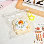 50【계란후라이 미니토스트】모방 식품 스퀴시 슬라임, 식품급 실리콘 소재로 수제 제작한 안전 무독한 스트레스 해소 장난감입니다. 손 근육 단련하고 정신적 스트레스를 완화해 드릴 뿐만 아니라 세탁 가능하며, 40000원 구매 시 무료 배송해 드립니다.