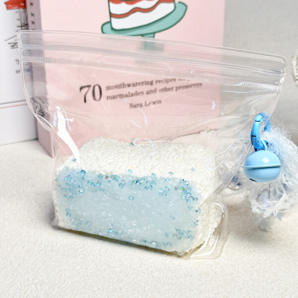 111【블루다이아몬드 길쭉한 주먹밥】모방 식품 스퀴시 슬라임, 식품급 실리콘 소재로 수제 제작한 안전 무독한 스트레스 해소 장난감입니다. 손 근육 단련하고 정신적 스트레스를 완화해 드릴 뿐만 아니라 세탁 가능하며, 40000원 구매 시 무료 배송해 드립니다.