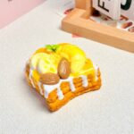 119【두리안바나나 팬케이크】모방 식품 스퀴시 슬라임, 식품급 실리콘 소재로 수제 제작한 안전 무독한 스트레스 해소 장난감입니다. 손 근육 단련하고 정신적 스트레스를 완화해 드릴 뿐만 아니라 세탁 가능하며, 40000원 구매 시 무료 배송해 드립니다.