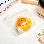 49【노른자 주먹밥】모방 식품 스퀴시 슬라임, 식품급 실리콘 소재로 수제 제작한 안전 무독한 스트레스 해소 장난감입니다. 손 근육 단련하고 정신적 스트레스를 완화해 드릴 뿐만 아니라 세탁 가능하며, 40000원 구매 시 무료 배송해 드립니다.