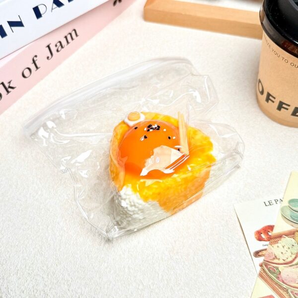 49【노른자 주먹밥】모방 식품 스퀴시 슬라임, 식품급 실리콘 소재로 수제 제작한 안전 무독한 스트레스 해소 장난감입니다. 손 근육 단련하고 정신적 스트레스를 완화해 드릴 뿐만 아니라 세탁 가능하며, 40000원 구매 시 무료 배송해 드립니다.