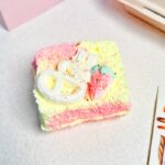 118【벚꽃쉐이크 더블토스트】모방 식품 스퀴시 슬라임, 식품급 실리콘 소재로 수제 제작한 안전 무독한 스트레스 해소 장난감입니다. 손 근육 단련하고 정신적 스트레스를 완화해 드릴 뿐만 아니라 세탁 가능하며, 40000원 구매 시 무료 배송해 드립니다.