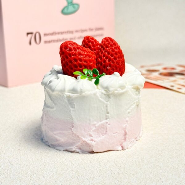 109【딸기 크림 케이크】모방 식품 스퀴시 슬라임, 식품급 실리콘 소재로 수제 제작한 안전 무독한 스트레스 해소 장난감입니다. 손 근육 단련하고 정신적 스트레스를 완화해 드릴 뿐만 아니라 세탁 가능하며, 40000원 구매 시 무료 배송해 드립니다.