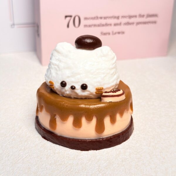 106【커피 고양이 케이크】모방 식품 스퀴시 슬라임, 식품급 실리콘 소재로 수제 제작한 안전 무독한 스트레스 해소 장난감입니다. 손 근육 단련하고 정신적 스트레스를 완화해 드릴 뿐만 아니라 세탁 가능하며, 40000원 구매 시 무료 배송해 드립니다.