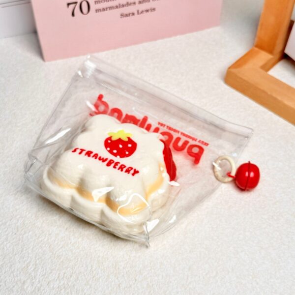 90【딸기 흘림 포켓빵】모방 식품 스퀴시 슬라임, 식품급 실리콘 소재로 수제 제작한 안전 무독한 스트레스 해소 장난감입니다. 손 근육 단련하고 정신적 스트레스를 완화해 드릴 뿐만 아니라 세탁 가능하며, 40000원 구매 시 무료 배송해 드립니다.