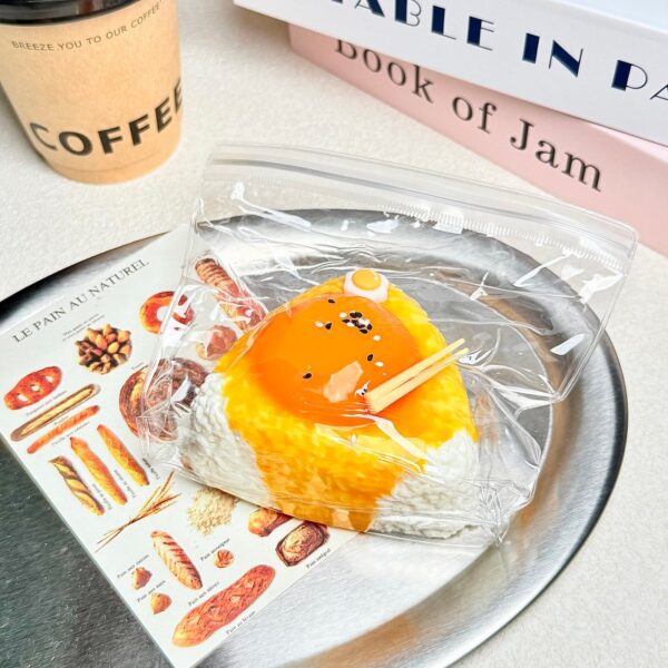 49【노른자 주먹밥】모방 식품 스퀴시 슬라임, 식품급 실리콘 소재로 수제 제작한 안전 무독한 스트레스 해소 장난감입니다. 손 근육 단련하고 정신적 스트레스를 완화해 드릴 뿐만 아니라 세탁 가능하며, 40000원 구매 시 무료 배송해 드립니다.