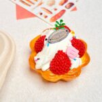 110【딸기크림타르트】모방 식품 스퀴시 슬라임, 식품급 실리콘 소재로 수제 제작한 안전 무독한 스트레스 해소 장난감입니다. 손 근육 단련하고 정신적 스트레스를 완화해 드릴 뿐만 아니라 세탁 가능하며, 40000원 구매 시 무료 배송해 드립니다.