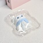 131【스카프 곰돌이 블루】모방 식품 스퀴시 슬라임, 식품급 실리콘 소재로 수제 제작한 안전 무독한 스트레스 해소 장난감입니다. 손 근육 단련하고 정신적 스트레스를 완화해 드릴 뿐만 아니라 세탁 가능하며, 40000원 구매 시 무료 배송해 드립니다.