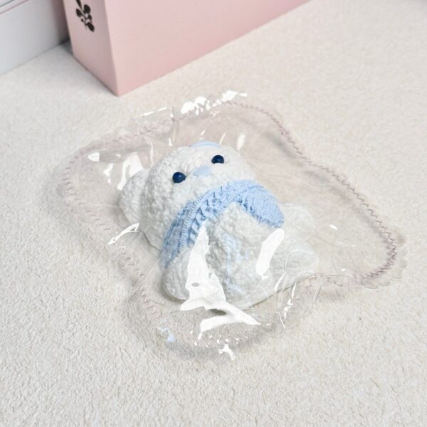 131【스카프 곰돌이 블루】모방 식품 스퀴시 슬라임, 식품급 실리콘 소재로 수제 제작한 안전 무독한 스트레스 해소 장난감입니다. 손 근육 단련하고 정신적 스트레스를 완화해 드릴 뿐만 아니라 세탁 가능하며, 40000원 구매 시 무료 배송해 드립니다.