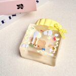 108【동화 곰돌이 통케이크】모방 식품 스퀴시 슬라임, 식품급 실리콘 소재로 수제 제작한 안전 무독한 스트레스 해소 장난감입니다. 손 근육 단련하고 정신적 스트레스를 완화해 드릴 뿐만 아니라 세탁 가능하며, 40000원 구매 시 무료 배송해 드립니다.