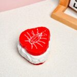 91【딸기 샌드 요거트】모방 식품 스퀴시 슬라임, 식품급 실리콘 소재로 수제 제작한 안전 무독한 스트레스 해소 장난감입니다. 손 근육 단련하고 정신적 스트레스를 완화해 드릴 뿐만 아니라 세탁 가능하며, 40000원 구매 시 무료 배송해 드립니다.