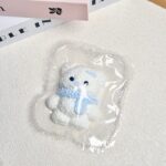 131【스카프 곰돌이 블루】모방 식품 스퀴시 슬라임, 식품급 실리콘 소재로 수제 제작한 안전 무독한 스트레스 해소 장난감입니다. 손 근육 단련하고 정신적 스트레스를 완화해 드릴 뿐만 아니라 세탁 가능하며, 40000원 구매 시 무료 배송해 드립니다.