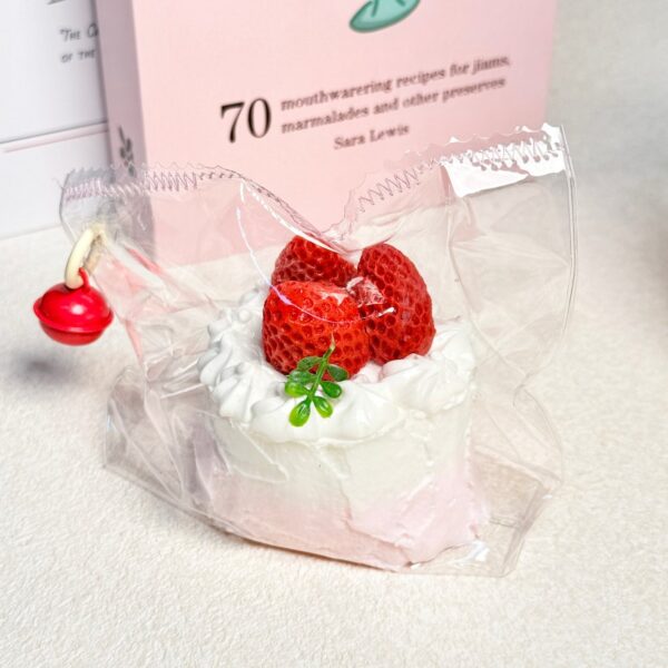 109【딸기 크림 케이크】모방 식품 스퀴시 슬라임, 식품급 실리콘 소재로 수제 제작한 안전 무독한 스트레스 해소 장난감입니다. 손 근육 단련하고 정신적 스트레스를 완화해 드릴 뿐만 아니라 세탁 가능하며, 40000원 구매 시 무료 배송해 드립니다.