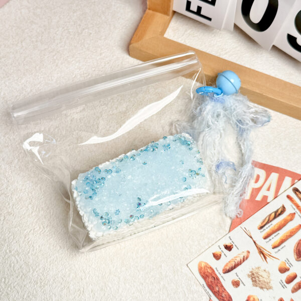 111【블루다이아몬드 길쭉한 주먹밥】모방 식품 스퀴시 슬라임, 식품급 실리콘 소재로 수제 제작한 안전 무독한 스트레스 해소 장난감입니다. 손 근육 단련하고 정신적 스트레스를 완화해 드릴 뿐만 아니라 세탁 가능하며, 40000원 구매 시 무료 배송해 드립니다.