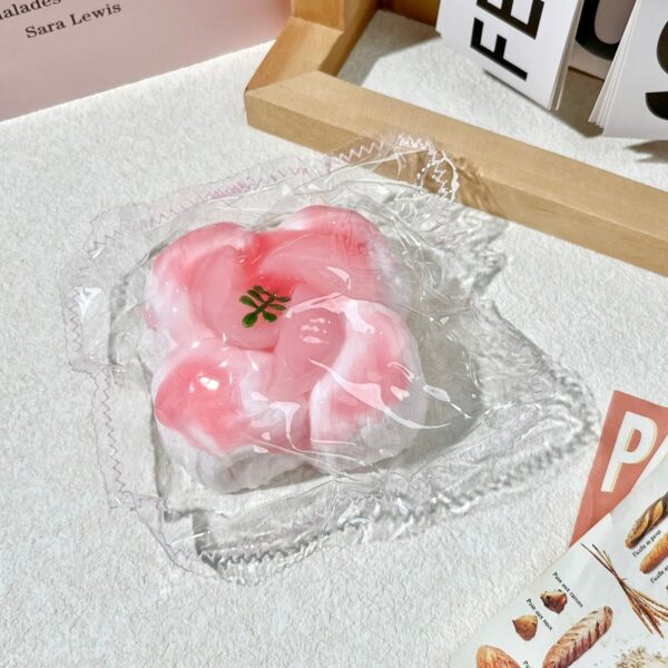 256【복숭아 찢빵】모방 식품 스퀴시 슬라임, 식품급 실리콘 소재로 수제 제작한 안전 무독한 스트레스 해소 장난감입니다. 손 근육 단련하고 정신적 스트레스를 완화해 드릴 뿐만 아니라 세탁 가능하며, 40000원 구매 시 무료 배송해 드립니다.