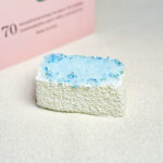 111【블루다이아몬드 길쭉한 주먹밥】모방 식품 스퀴시 슬라임, 식품급 실리콘 소재로 수제 제작한 안전 무독한 스트레스 해소 장난감입니다. 손 근육 단련하고 정신적 스트레스를 완화해 드릴 뿐만 아니라 세탁 가능하며, 40000원 구매 시 무료 배송해 드립니다.