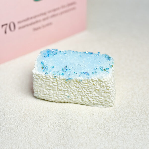 111【블루다이아몬드 길쭉한 주먹밥】모방 식품 스퀴시 슬라임, 식품급 실리콘 소재로 수제 제작한 안전 무독한 스트레스 해소 장난감입니다. 손 근육 단련하고 정신적 스트레스를 완화해 드릴 뿐만 아니라 세탁 가능하며, 40000원 구매 시 무료 배송해 드립니다.