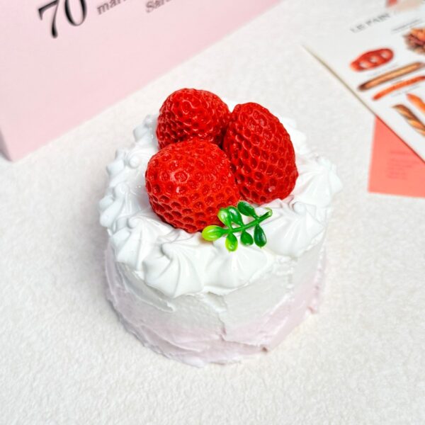 109【딸기 크림 케이크】모방 식품 스퀴시 슬라임, 식품급 실리콘 소재로 수제 제작한 안전 무독한 스트레스 해소 장난감입니다. 손 근육 단련하고 정신적 스트레스를 완화해 드릴 뿐만 아니라 세탁 가능하며, 40000원 구매 시 무료 배송해 드립니다.
