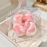 256【복숭아 찢빵】모방 식품 스퀴시 슬라임, 식품급 실리콘 소재로 수제 제작한 안전 무독한 스트레스 해소 장난감입니다. 손 근육 단련하고 정신적 스트레스를 완화해 드릴 뿐만 아니라 세탁 가능하며, 40000원 구매 시 무료 배송해 드립니다.