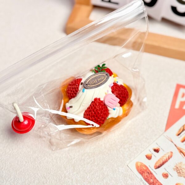 110【딸기크림타르트】모방 식품 스퀴시 슬라임, 식품급 실리콘 소재로 수제 제작한 안전 무독한 스트레스 해소 장난감입니다. 손 근육 단련하고 정신적 스트레스를 완화해 드릴 뿐만 아니라 세탁 가능하며, 40000원 구매 시 무료 배송해 드립니다.