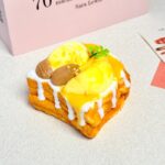 119【두리안바나나 팬케이크】모방 식품 스퀴시 슬라임, 식품급 실리콘 소재로 수제 제작한 안전 무독한 스트레스 해소 장난감입니다. 손 근육 단련하고 정신적 스트레스를 완화해 드릴 뿐만 아니라 세탁 가능하며, 40000원 구매 시 무료 배송해 드립니다.