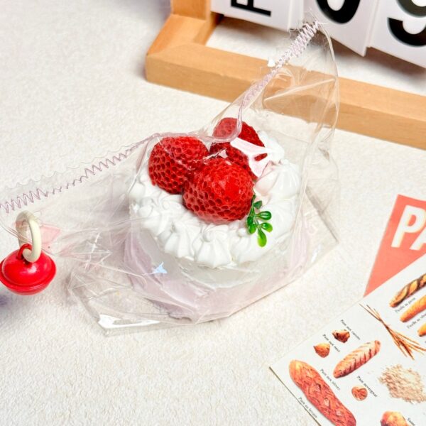 109【딸기 크림 케이크】모방 식품 스퀴시 슬라임, 식품급 실리콘 소재로 수제 제작한 안전 무독한 스트레스 해소 장난감입니다. 손 근육 단련하고 정신적 스트레스를 완화해 드릴 뿐만 아니라 세탁 가능하며, 40000원 구매 시 무료 배송해 드립니다.