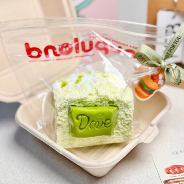 142【말차초코 빅 토스트】모방 식품 스퀴시 슬라임, 식품급 실리콘 소재로 수제 제작한 안전 무독한 스트레스 해소 장난감입니다. 손 근육 단련하고 정신적 스트레스를 완화해 드릴 뿐만 아니라 세탁 가능하며, 40000원 구매 시 무료 배송해 드립니다.