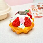 110【딸기크림타르트】모방 식품 스퀴시 슬라임, 식품급 실리콘 소재로 수제 제작한 안전 무독한 스트레스 해소 장난감입니다. 손 근육 단련하고 정신적 스트레스를 완화해 드릴 뿐만 아니라 세탁 가능하며, 40000원 구매 시 무료 배송해 드립니다.