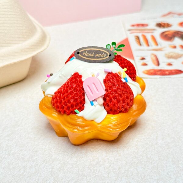 110【딸기크림타르트】모방 식품 스퀴시 슬라임, 식품급 실리콘 소재로 수제 제작한 안전 무독한 스트레스 해소 장난감입니다. 손 근육 단련하고 정신적 스트레스를 완화해 드릴 뿐만 아니라 세탁 가능하며, 40000원 구매 시 무료 배송해 드립니다.