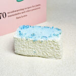 111【블루다이아몬드 길쭉한 주먹밥】모방 식품 스퀴시 슬라임, 식품급 실리콘 소재로 수제 제작한 안전 무독한 스트레스 해소 장난감입니다. 손 근육 단련하고 정신적 스트레스를 완화해 드릴 뿐만 아니라 세탁 가능하며, 40000원 구매 시 무료 배송해 드립니다.