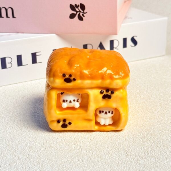 95【고양이 빵집】모방 식품 스퀴시 슬라임, 식품급 실리콘 소재로 수제 제작한 안전 무독한 스트레스 해소 장난감입니다. 손 근육 단련하고 정신적 스트레스를 완화해 드릴 뿐만 아니라 세탁 가능하며, 40000원 구매 시 무료 배송해 드립니다.