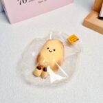 140【감자 - 오리지널 컬러】모방 식품 스퀴시 슬라임, 식품급 실리콘 소재로 수제 제작한 안전 무독한 스트레스 해소 장난감입니다. 손 근육 단련하고 정신적 스트레스를 완화해 드릴 뿐만 아니라 세탁 가능하며, 40000원 구매 시 무료 배송해 드립니다.