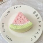 83【과일 시리즈】모방 식품 스퀴시 슬라임, 식품급 실리콘 소재로 수제 제작한 안전 무독한 스트레스 해소 장난감입니다. 손 근육 단련하고 정신적 스트레스를 완화해 드릴 뿐만 아니라 세탁 가능하며, 40000원 구매 시 무료 배송해 드립니다.