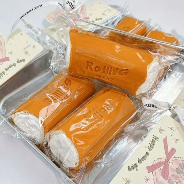 21【롤케이크 시리즈】모방 식품 스퀴시 슬라임, 식품급 실리콘 소재로 수제 제작한 안전 무독한 스트레스 해소 장난감입니다. 손 근육 단련하고 정신적 스트레스를 완화해 드릴 뿐만 아니라 세탁 가능하며, 40000원 구매 시 무료 배송해 드립니다.