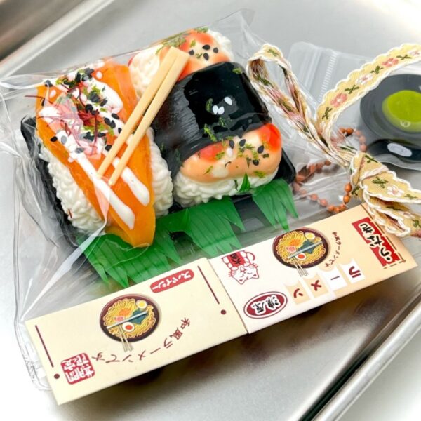 22【초밥 시리즈】모방 식품 스퀴시 슬라임, 식품급 실리콘 소재로 수제 제작한 안전 무독한 스트레스 해소 장난감입니다. 손 근육 단련하고 정신적 스트레스를 완화해 드릴 뿐만 아니라 세탁 가능하며, 40000원 구매 시 무료 배송해 드립니다.