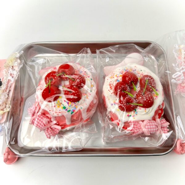 28【케이크 시리즈】모방 식품 스퀴시 슬라임, 식품급 실리콘 소재로 수제 제작한 안전 무독한 스트레스 해소 장난감입니다. 손 근육 단련하고 정신적 스트레스를 완화해 드릴 뿐만 아니라 세탁 가능하며, 40000원 구매 시 무료 배송해 드립니다.