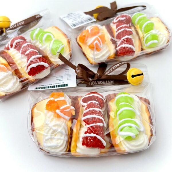 52【과일롤 3형제】모방 식품 스퀴시 슬라임, 식품급 실리콘 소재로 수제 제작한 안전 무독한 스트레스 해소 장난감입니다. 손 근육 단련하고 정신적 스트레스를 완화해 드릴 뿐만 아니라 세탁 가능하며, 40000원 구매 시 무료 배송해 드립니다.