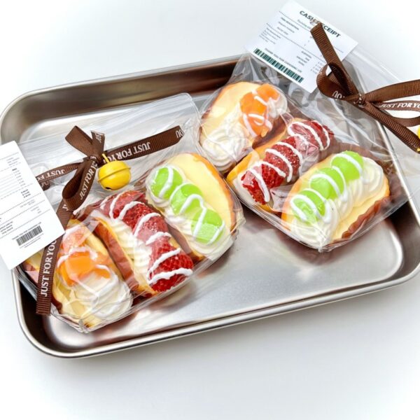 52【과일롤 3형제】모방 식품 스퀴시 슬라임, 식품급 실리콘 소재로 수제 제작한 안전 무독한 스트레스 해소 장난감입니다. 손 근육 단련하고 정신적 스트레스를 완화해 드릴 뿐만 아니라 세탁 가능하며, 40000원 구매 시 무료 배송해 드립니다.