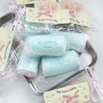 21【롤케이크 시리즈】모방 식품 스퀴시 슬라임, 식품급 실리콘 소재로 수제 제작한 안전 무독한 스트레스 해소 장난감입니다. 손 근육 단련하고 정신적 스트레스를 완화해 드릴 뿐만 아니라 세탁 가능하며, 40000원 구매 시 무료 배송해 드립니다.