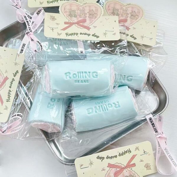 21【롤케이크 시리즈】모방 식품 스퀴시 슬라임, 식품급 실리콘 소재로 수제 제작한 안전 무독한 스트레스 해소 장난감입니다. 손 근육 단련하고 정신적 스트레스를 완화해 드릴 뿐만 아니라 세탁 가능하며, 40000원 구매 시 무료 배송해 드립니다.