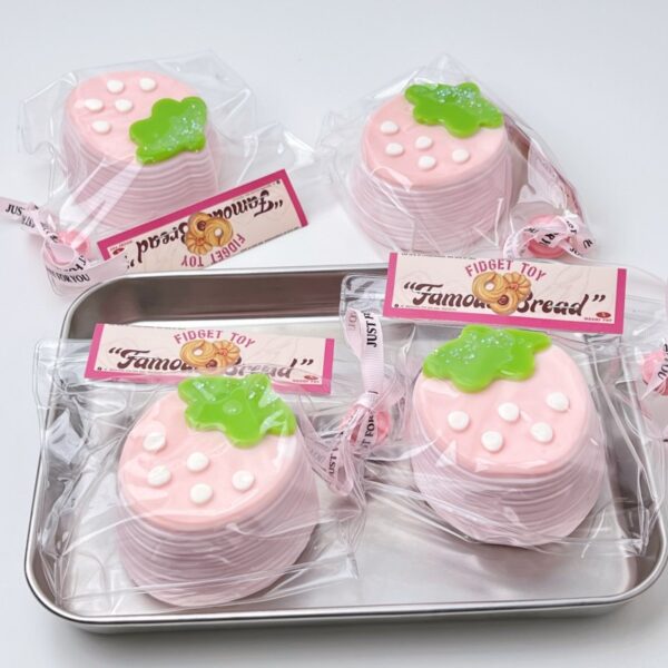 41【딸기 크레이프 케이크】모방 식품 스퀴시 슬라임, 식품급 실리콘 소재로 수제 제작한 안전 무독한 스트레스 해소 장난감입니다. 손 근육 단련하고 정신적 스트레스를 완화해 드릴 뿐만 아니라 세탁 가능하며, 40000원 구매 시 무료 배송해 드립니다.