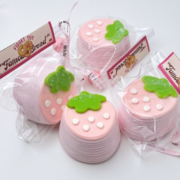 41【딸기 크레이프 케이크】모방 식품 스퀴시 슬라임, 식품급 실리콘 소재로 수제 제작한 안전 무독한 스트레스 해소 장난감입니다. 손 근육 단련하고 정신적 스트레스를 완화해 드릴 뿐만 아니라 세탁 가능하며, 40000원 구매 시 무료 배송해 드립니다.